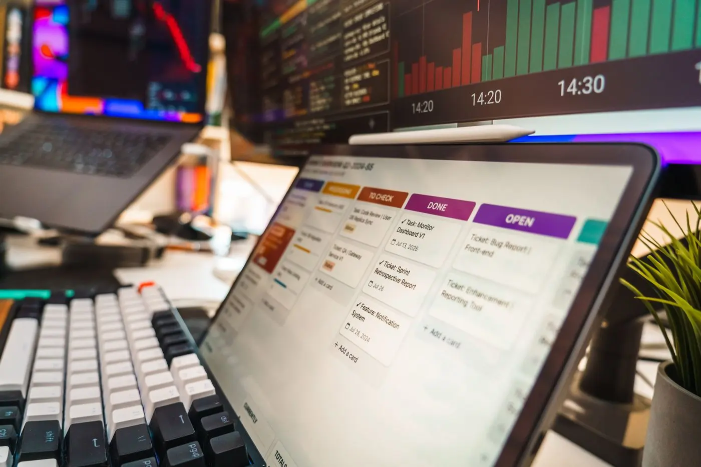 Workstation with several screens and a task app